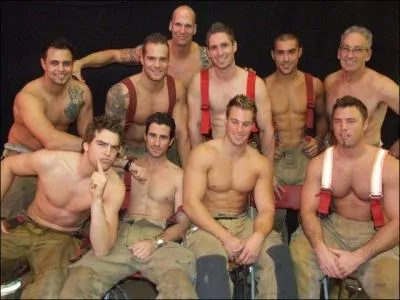 Ils sont beaux et chaque anne ils font un calendrier. Ils ont enlev leurs uniformes mais on les reconnat. Ce sont...