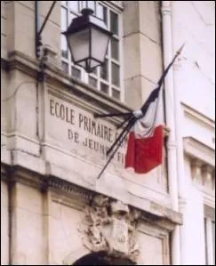 Pays de chocolat et de gruyre, la Suisse a comme capitale (le drapeau en fait une) :