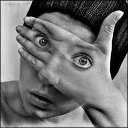 C'est ce qu'on appelle avoir les yeux derrire la main ! Quelqu'un qui se sert aussi habilement de la main droite que la main gauche s'appelle :