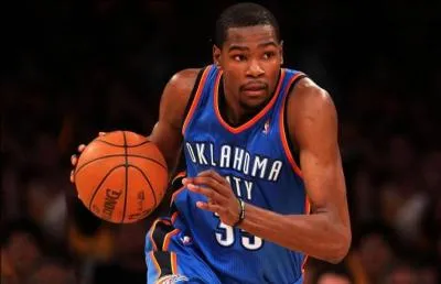 J'volue au poste d'ailier avec les Thunder D'oklahoma City.