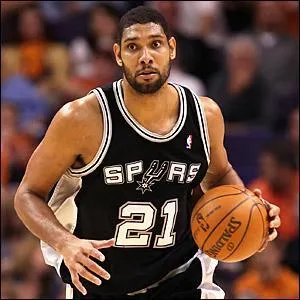 J'volue au poste d'ailier fort ou pivot avec les Spurs de San Antonio.