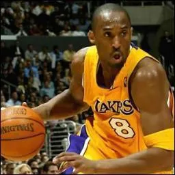 J'volue au poste d'arrire avec les Lakers de Los Angeles.