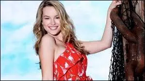 Comment s'appelle la fille ci-dessous ?