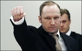 Combien de personnes le terroriste nazi Anders Behring Breivik est-il accusé d'avoir tuées ?