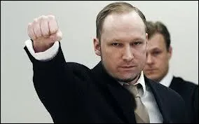 Combien de personnes le terroriste nazi Anders Behring Breivik est-il accus d'avoir tues ?