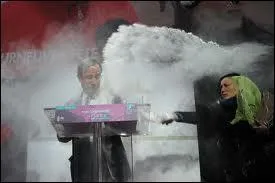 Un trait d'humour : le 1er fvrier, le candidat aux lections prsidentielles Franois Hollande subit un attentat [... ] en pleine campagne !