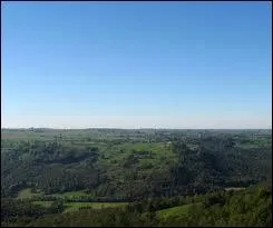 Dans quel massif l'Adour prend-il sa source ?