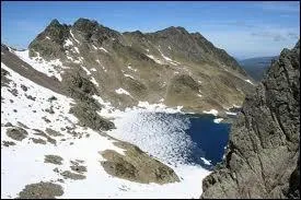 Quel est le point culminant de ce territoire, avec ses 3 298 mtres ?