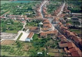 Je pars  Colombey-les-Belles ( Meurthe-et-Moselle ), o la commune est chef-lieu ...