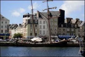 Je vous emmne  Cherbourg-Octeville ( Manche ). La ville est chef-lieu ...