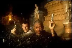 Dans quel film de 1997 avec Morgan Freeman et Christian Slater une ville est-elle inonde par de fortes pluies et deux convoyeurs de fonds se font-ils attaquer alors qu'ils rcupraient l'argent d'une banque ?