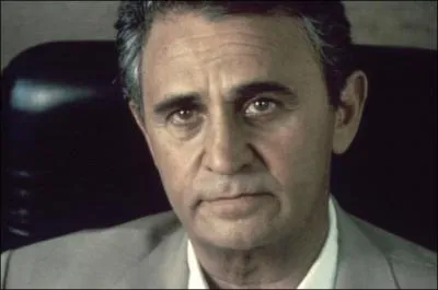 Dans quel film de 1965 avec Roger Hanin un jeune Arabe se fait-il dfenestrer d'un train par trois loubards en mal de violence ? Le commissaire Couturier va mener l'enqute