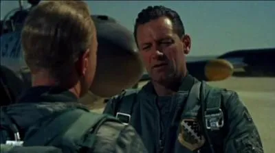 Dans quel film de 1956 avec William Holden un commandant tente-t-il de reprendre son activit de pilote d'essai aprs avoir subi un lavage de cerveau durant la guerre de Core ?