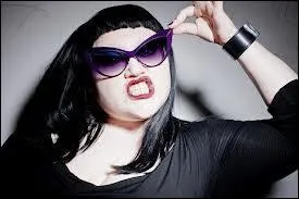 Beth Ditto est un personnage hors-norme, chanteuse du groupe...