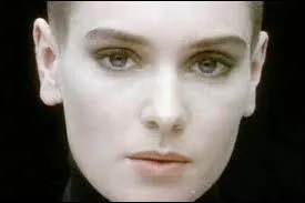 Quelle chanteuse irlandaise au crâne rasé a connu un succès international avec : ''Nothing Compares 2 U'' ?