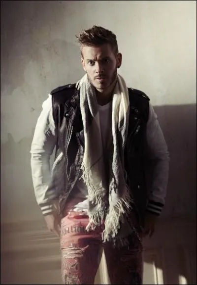 Sur son bras droit il a tatou une phrase, mais quelle est cette phrase ?