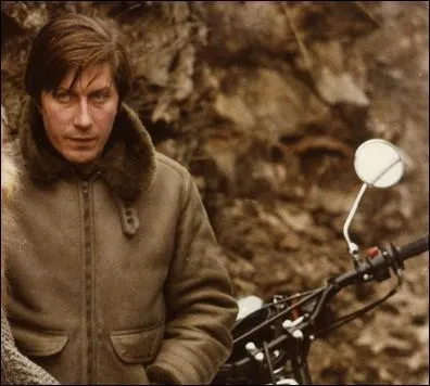 En 1979, il est Simon dans ce film ... .