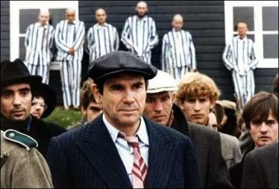 En 1981 il incarne 2 personnages Simon Meyer et Robert Prat dans ce film