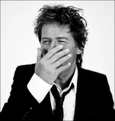 Sur les plages du Touquet. "Maintenant je m'imagine sous vos dentelles vos crinolines le coeur coincé dans la portière de votre Chenard & Walcker". Qui chante ?