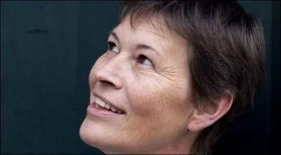 Début juillet, orages et pluies diluviennes ont soudain transformé le fleuve en torrent, provoquant un accident qui a fortement ému la ville. Thérèse vient d'y arriver, mais rien ne se déroulera comme elle l'avait prévu. Qui est l'auteur du roman "La Crue de juillet" ?