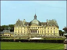 Il servit de modle  Versailles et fut construit  partir de 1658 pour Nicolas Fouquet, surintendant des Finances. Comment se nomme ce superbe monument ?