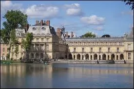 Il tait le lieu de villgiature favori de Franois 1er, notamment pour traquer les btes  rousses et noires  dans ses forts. Quel est le nom de ce superbe monument ?