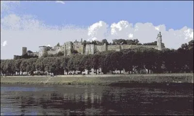 Il fut la dernire prison de quatre hauts dignitaires de l'ordre du Temple dont Jacques de Molay. Quel est ce chteau des bords de Loire ?