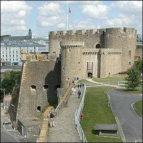 Ce chteau, dominant la Penfeld, fut considr par Froissart comme 'le plus fort des chteaux'. Il est  l'origine d'une expression du capitaine Haddock. Facile non ?