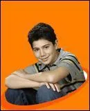 Qui le rejoint dans le placard  jouer ?