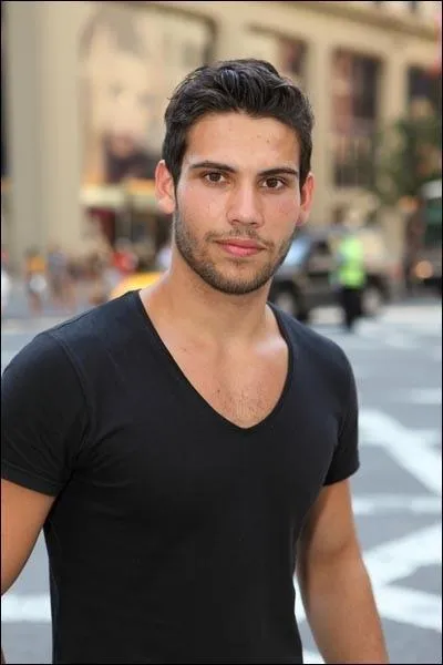 Dans la saison 3, avec qui Kvin a-t-il fait un shooting photo un peu sensuel ?