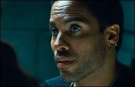 Comment s'appelle le styliste de Katniss et de Peeta ?