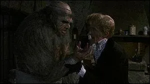 Dans quel film de 1974 avec Peter Cushing un docteur grant un tablissement psychiatrique cre-t-il une crature effrayante aprs avoir pourtant perdu l'usage de ses mains ?