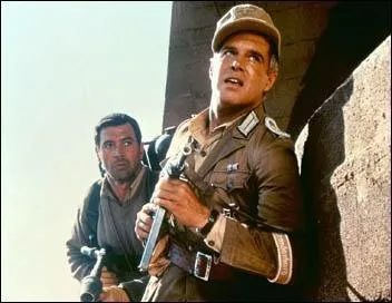 Dans quel film de guerre de 1966 avec Rock Hudson des juifs allemands se d�guisent-ils en nazis pour escorter des Anglais d�sarm�s � travers un d�sert ?