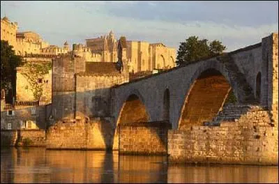 Cette cit rserve aux papes vaut le dplacement. Dans quelle ville du Vaucluse se situe-t-elle ?