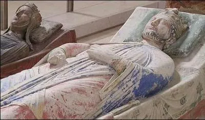 Cet endroit, dans le dpartement du Maine-et-Loire, est historiquement fameux, puisque reposent ici Alinor d'Aquitaine et Richard Coeur de Lion. Quel est son nom ?