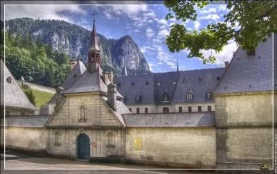 Comment s'appelle cet endroit de l'Isre, en pleine montagne, o des moines fabriquent une extraordinaire liqueur ?