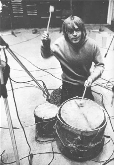 Je suis le fondateur du groupe trs connu des Rolling Stones. Je suis galement guitariste et multi-instrumentiste de ce groupe britannique. Qui suis-je ?