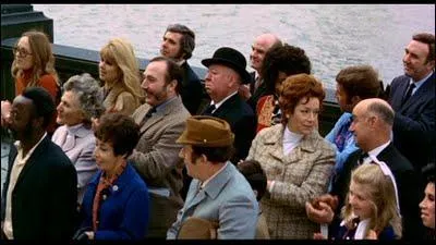 Quel est ce film datant de 1972, o Hitchcock fait un camo ?