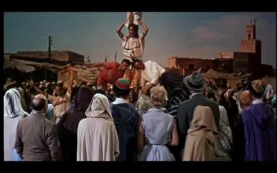 Quel est ce film datant de 1956 , o Hitchcock fait un camo ?