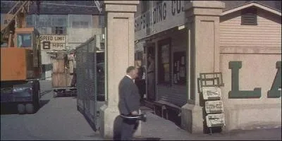 Quel est ce film datant de 1958, o Hitchcock fait un camo ?