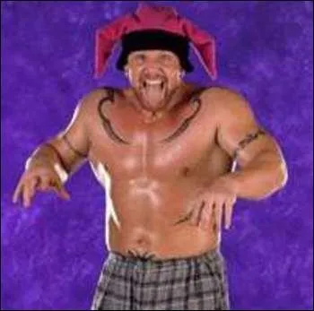 Reconnu pour sa carrire  la NFL et  la WWE , aujourd'hui il est handicap  cause d'une manoeuvre manque pendant un match de lutte. Qui est ce lutteur ?