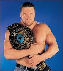 Pre de trois enfants et mari  Stpahnie McMahon, il est 13 fois Champion de la WWF/WWE, qui est ce lutteur ?