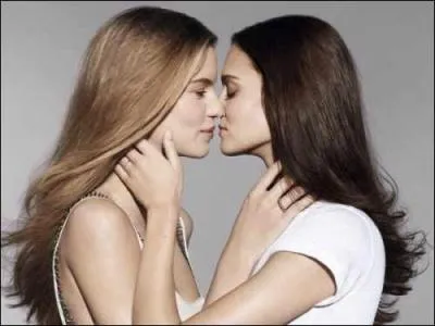 Ca n'a rien qui peut gner la morale / L o le doute s'installe / C'est que ce geste se fasse sous la table !