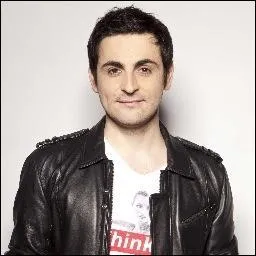 Il aime bien faire remarquer ceux qui passent  la tlvision et qui ressemblent  des clbrits, il est surnomm  Le fayot , c'est __________.