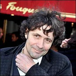 Il a 48 ans, il s'occupe de la presse, il est remplac parfois par Philippe Vandel, c'est :