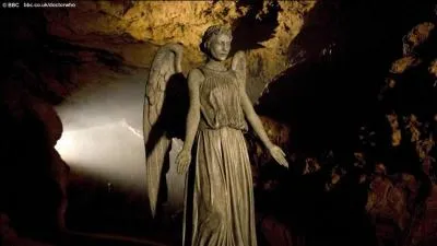 Dans le labyrinthe des anges, comment le docteur se rend-il compte que toutes les statues sont des anges pleureurs ?