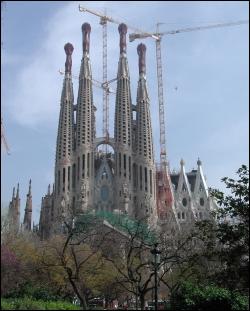 Quel architecte espagnol des XIXe et XXe siècles a lancé la construction de la Sagrada Familia à Barcelone ?
