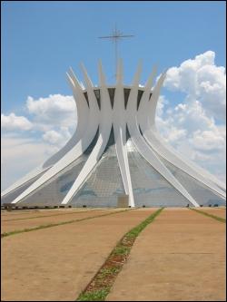 A quel architecte doit-on la cathédrale de Brasilia, la Congrès national du Brésil ou encore le siège du Parti communiste français ?