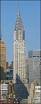 En 1930, quel gratte-ciel new-yorkais conçu par William Van Alen a ravi à la tour Eiffel le titre de plus haute tour du monde ?