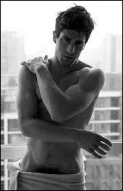 Qui chantait " Tout nu dans ma serviette qui me servait de pagne, j'avais le rouge au front et le savon dans la main, au suivant ! "